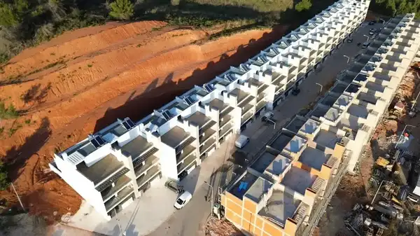 Equipa JSolC em instalação solar em Lisboa